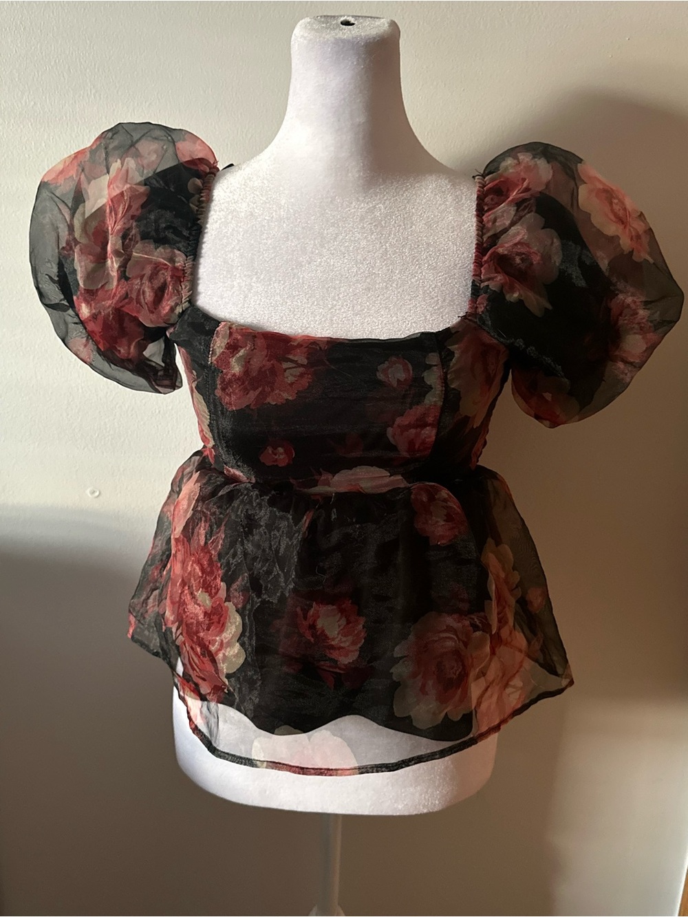 NWOT Floral Doll Puff Sleeve Formal Stylish Top- Black w Red Rose Print- Women’s